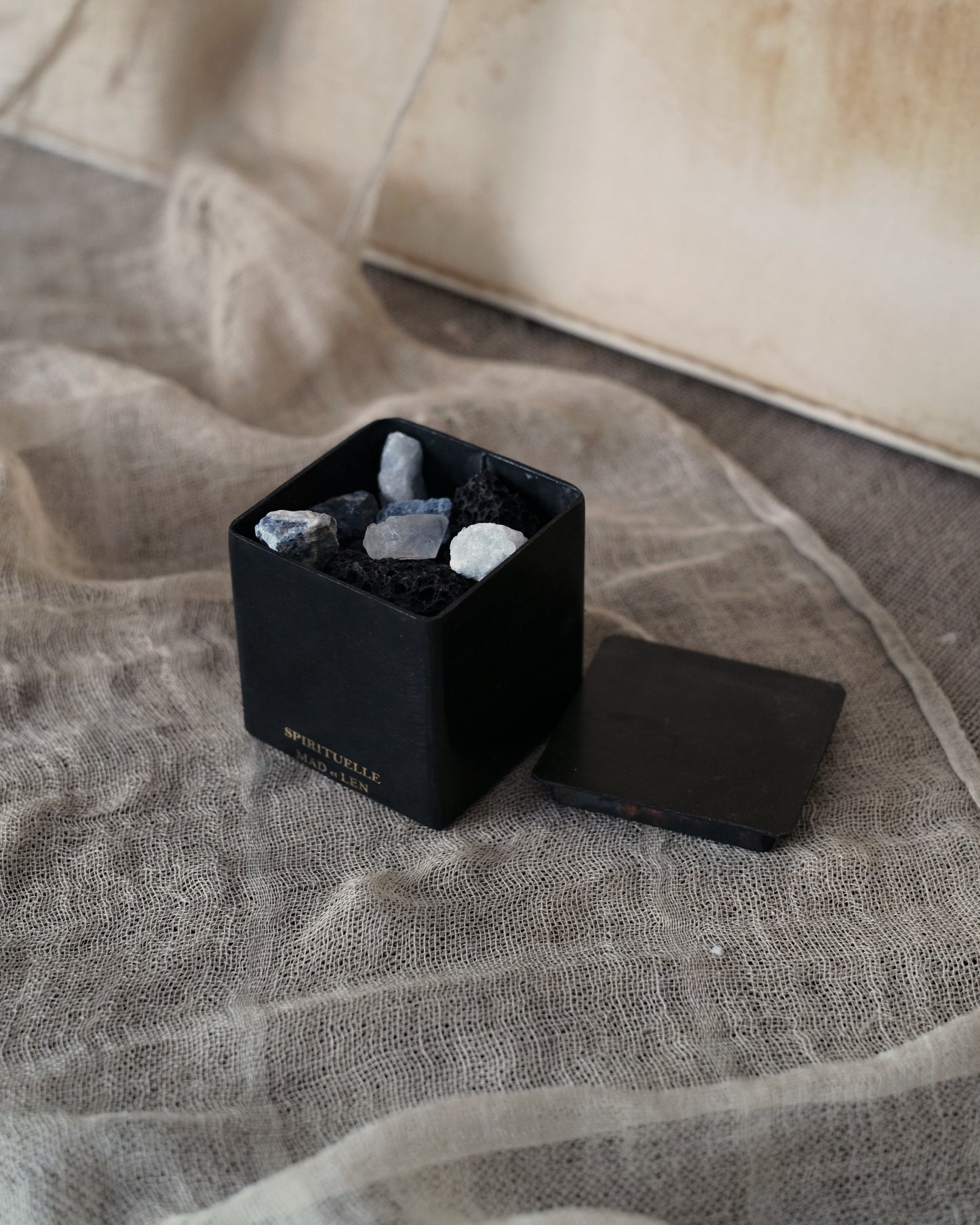 Mad et Len PFP-Crys flat diffuser volcanic rock + a small amount of crystal + 5ml essential oil FLAT POT POURRI Lava Rock + Crystal Petit