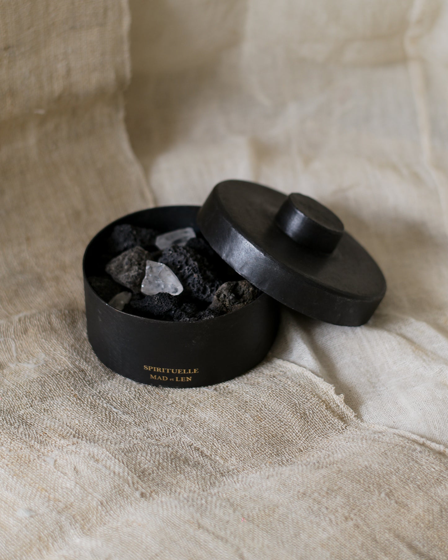 Mad et Len PFP-Crys flat diffuser volcanic rock + a small amount of crystal + 5ml essential oil FLAT POT POURRI Lava Rock + Crystal Petit