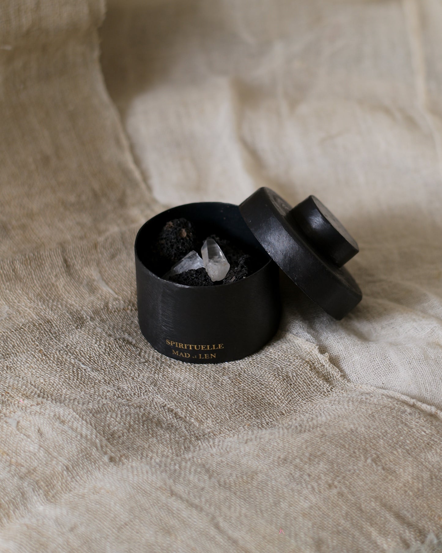 Mad et Len PFP-Crys flat diffuser volcanic rock + a small amount of crystal + 5ml essential oil FLAT POT POURRI Lava Rock + Crystal Petit