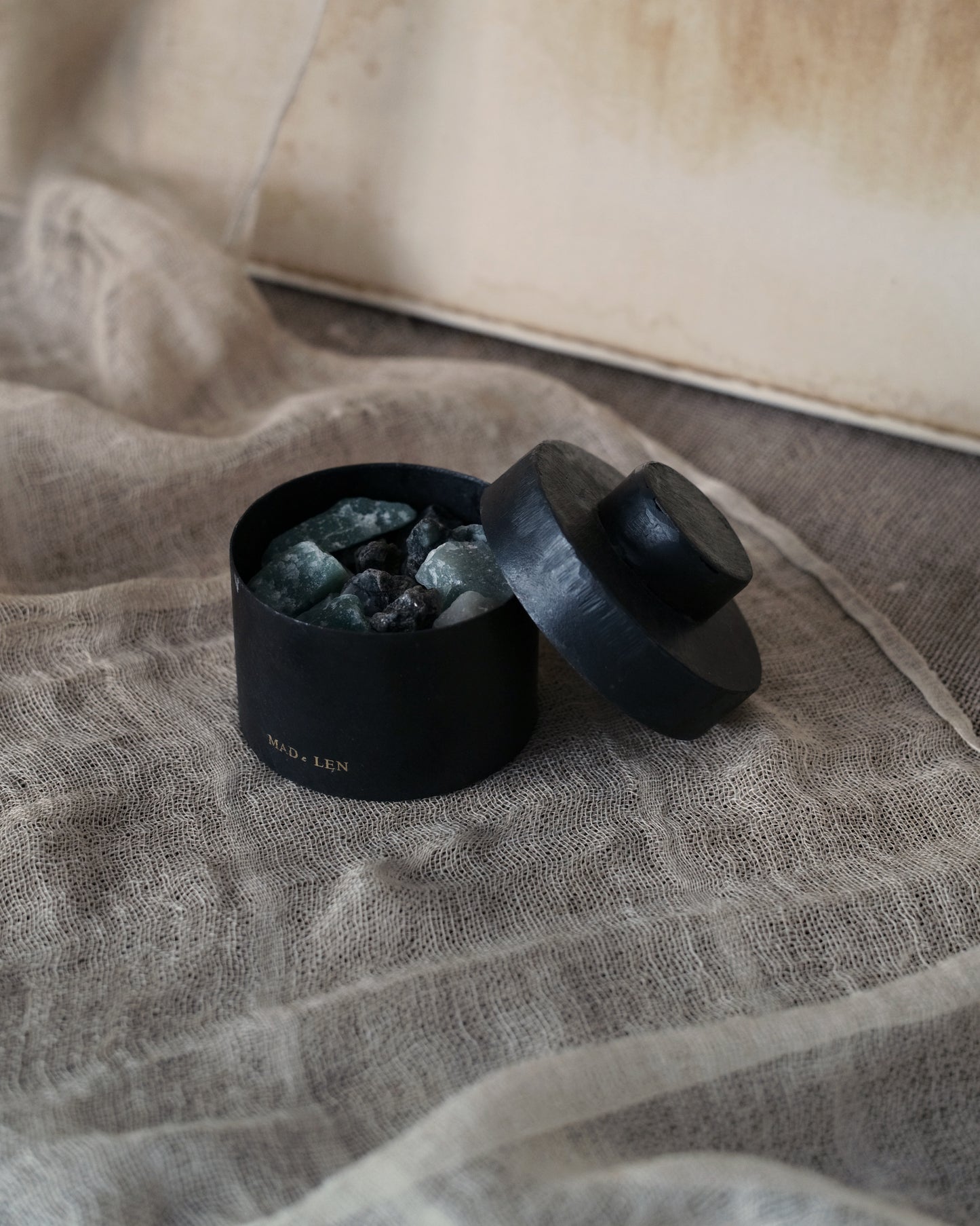 Mad et Len PFP-Crys flat diffuser volcanic rock + a small amount of crystal + 5ml essential oil FLAT POT POURRI Lava Rock + Crystal Petit
