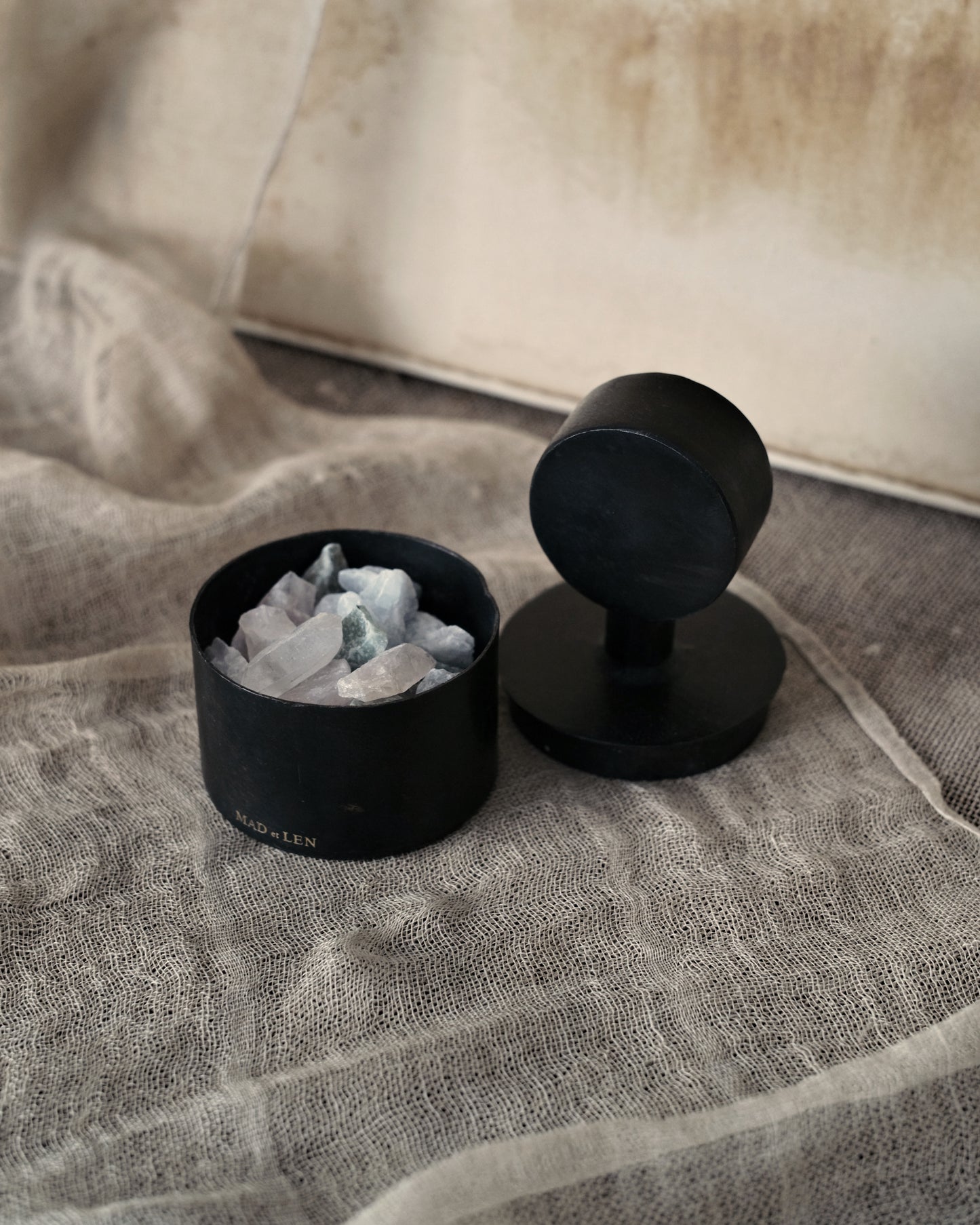 Mad et Len PFP-Crys flat diffuser volcanic rock + a small amount of crystal + 5ml essential oil FLAT POT POURRI Lava Rock + Crystal Petit