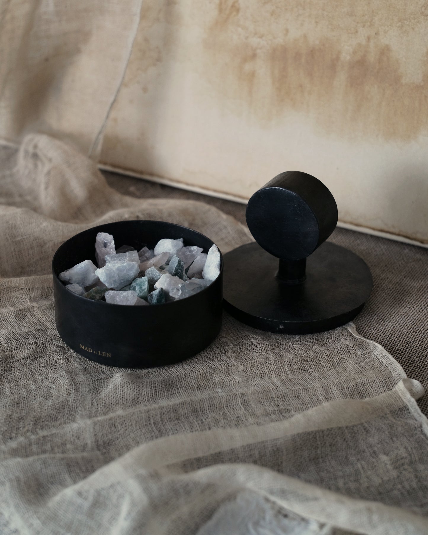 Mad et Len PFP-Crys flat diffuser volcanic rock + a small amount of crystal + 5ml essential oil FLAT POT POURRI Lava Rock + Crystal Petit