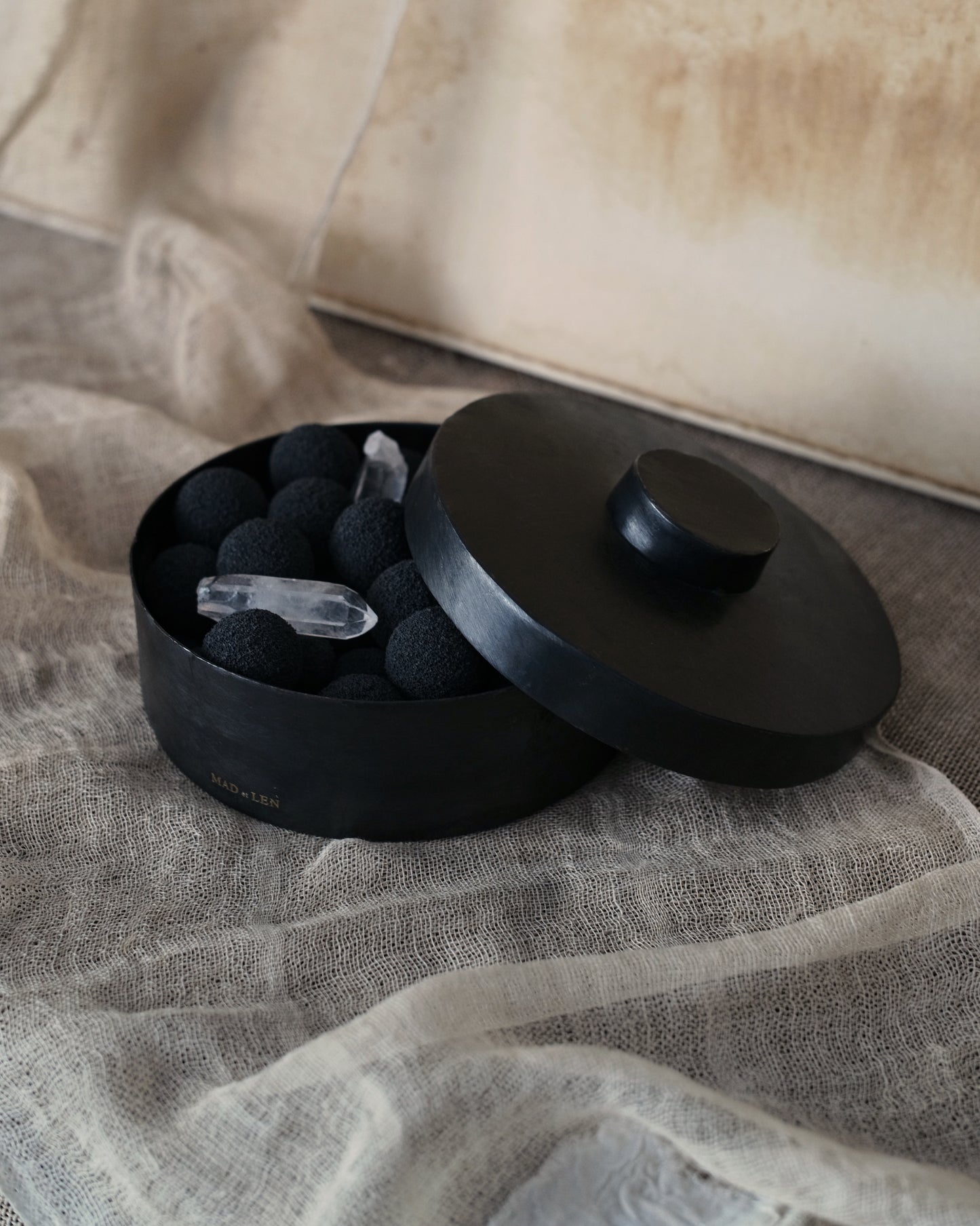 Mad et Len PFP-Crys flat diffuser volcanic rock + a small amount of crystal + 5ml essential oil FLAT POT POURRI Lava Rock + Crystal Petit