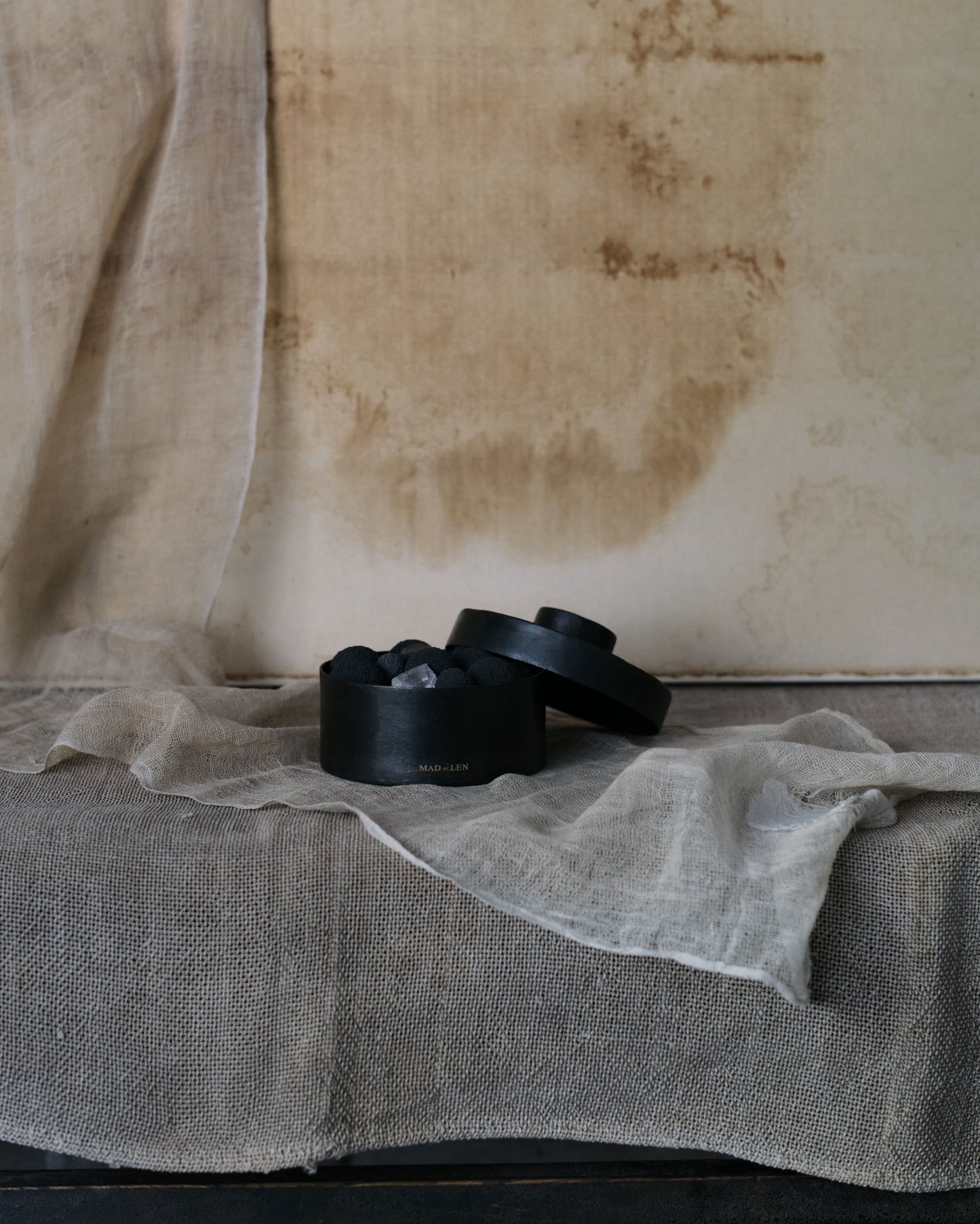 Mad et Len PFP-Crys flat diffuser volcanic rock + a small amount of crystal + 5ml essential oil FLAT POT POURRI Lava Rock + Crystal Petit