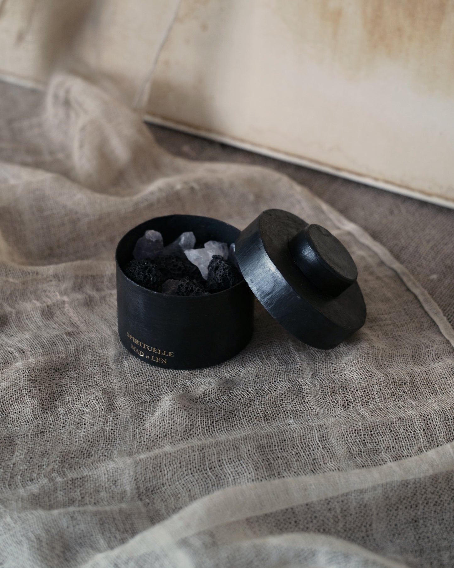Mad et Len PFP-Crys flat diffuser volcanic rock + a small amount of crystal + 5ml essential oil FLAT POT POURRI Lava Rock + Crystal Petit