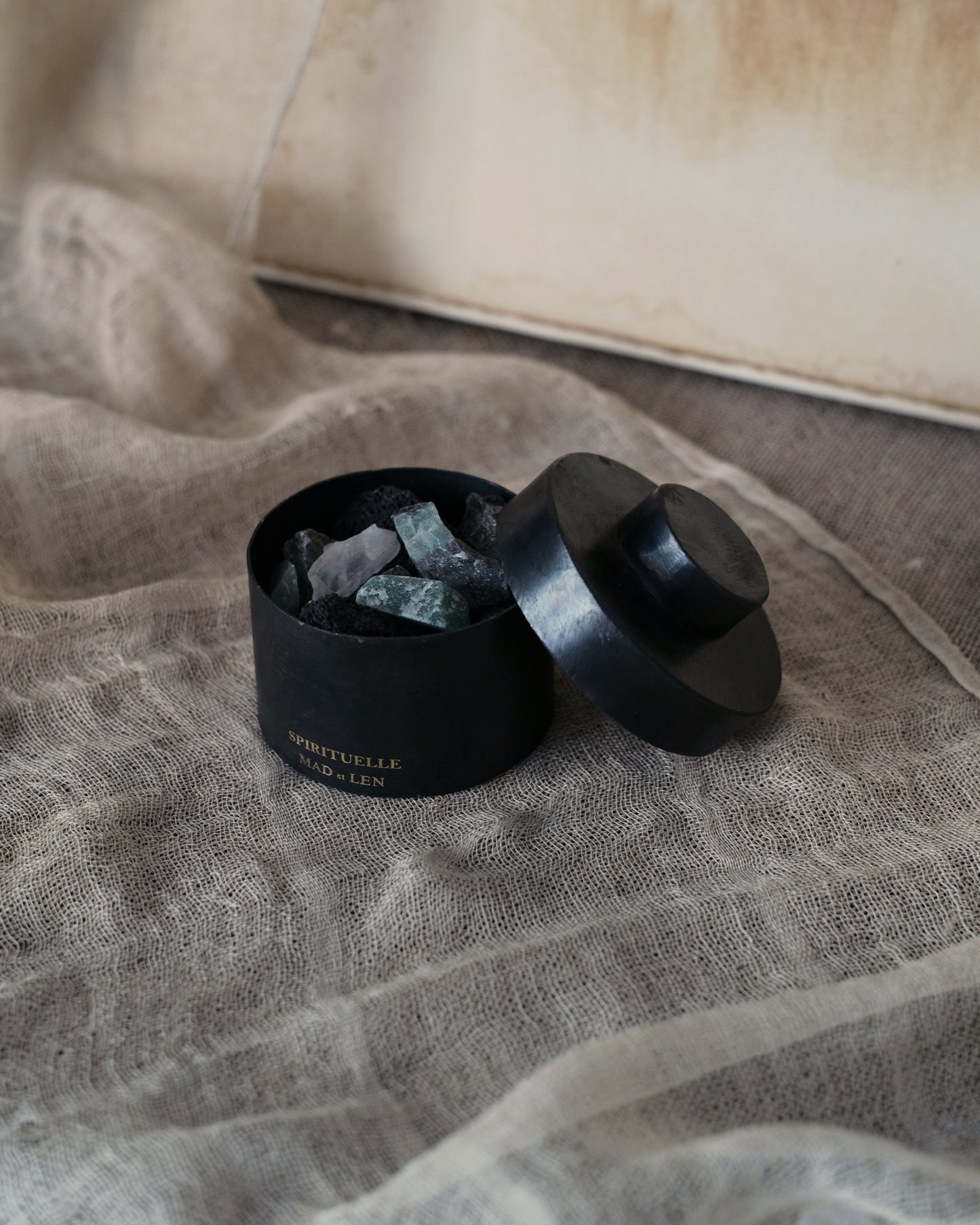 Mad et Len PFP-Crys flat diffuser volcanic rock + a small amount of crystal + 5ml essential oil FLAT POT POURRI Lava Rock + Crystal Petit
