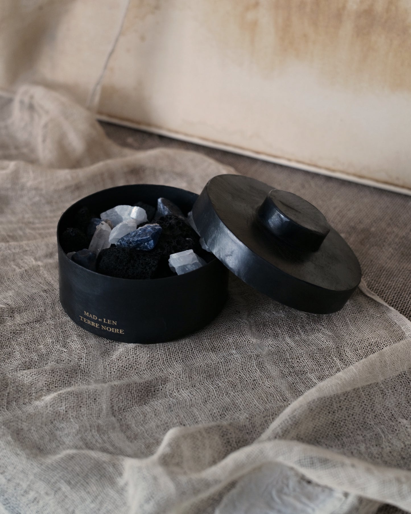 Mad et Len PFP-Crys flat diffuser volcanic rock + a small amount of crystal + 5ml essential oil FLAT POT POURRI Lava Rock + Crystal Petit