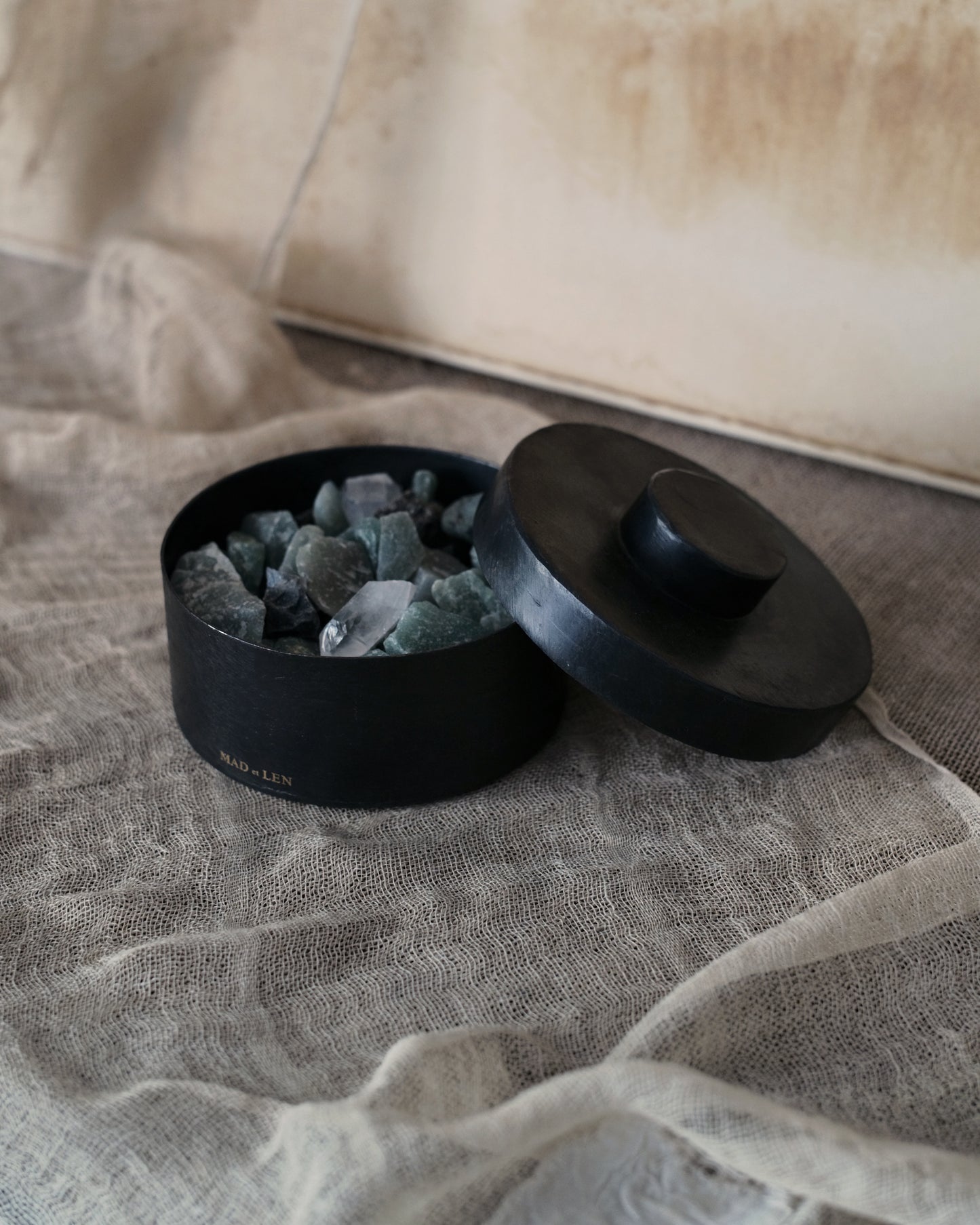 Mad et Len PFP-Crys flat diffuser volcanic rock + a small amount of crystal + 5ml essential oil FLAT POT POURRI Lava Rock + Crystal Petit