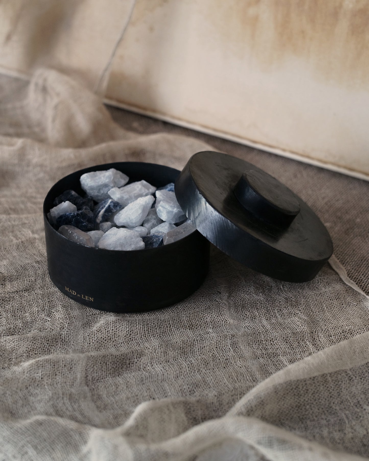 Mad et Len PFP-Crys flat diffuser volcanic rock + a small amount of crystal + 5ml essential oil FLAT POT POURRI Lava Rock + Crystal Petit