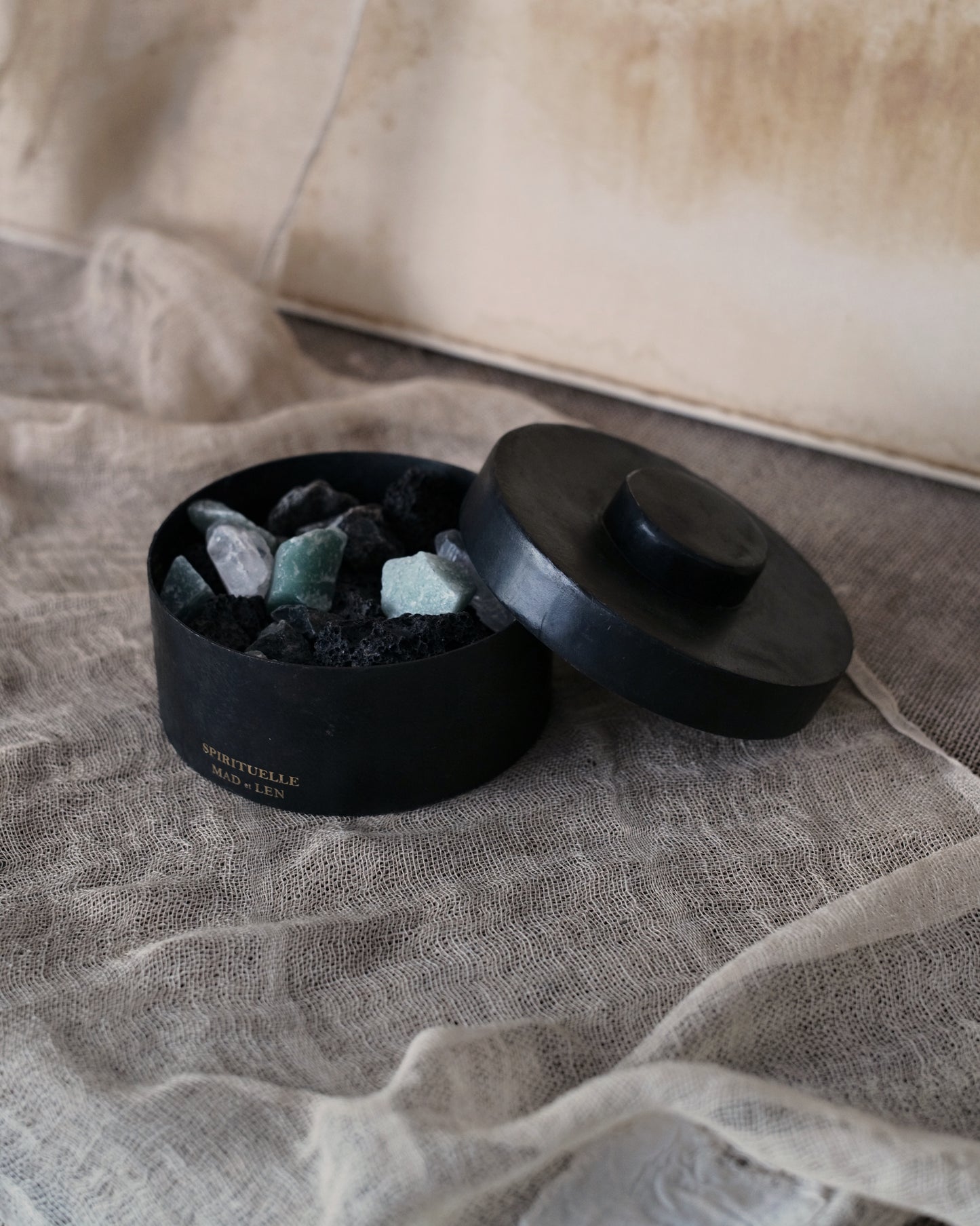 Mad et Len PFP-Crys flat diffuser volcanic rock + a small amount of crystal + 5ml essential oil FLAT POT POURRI Lava Rock + Crystal Petit