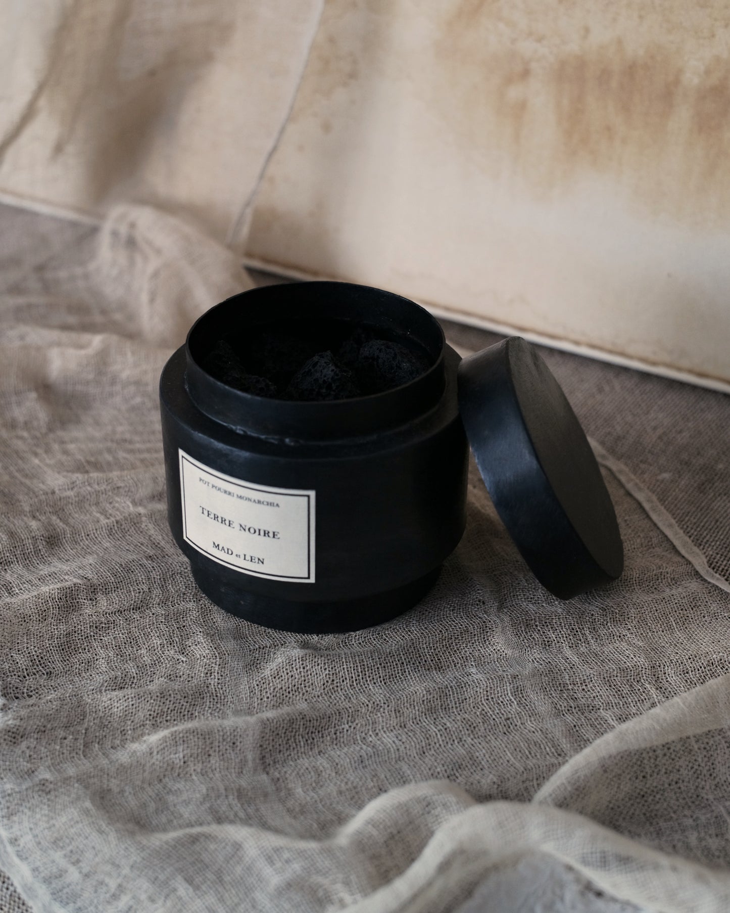 Mad et Len PFP-Crys flat diffuser volcanic rock + a small amount of crystal + 5ml essential oil FLAT POT POURRI Lava Rock + Crystal Petit