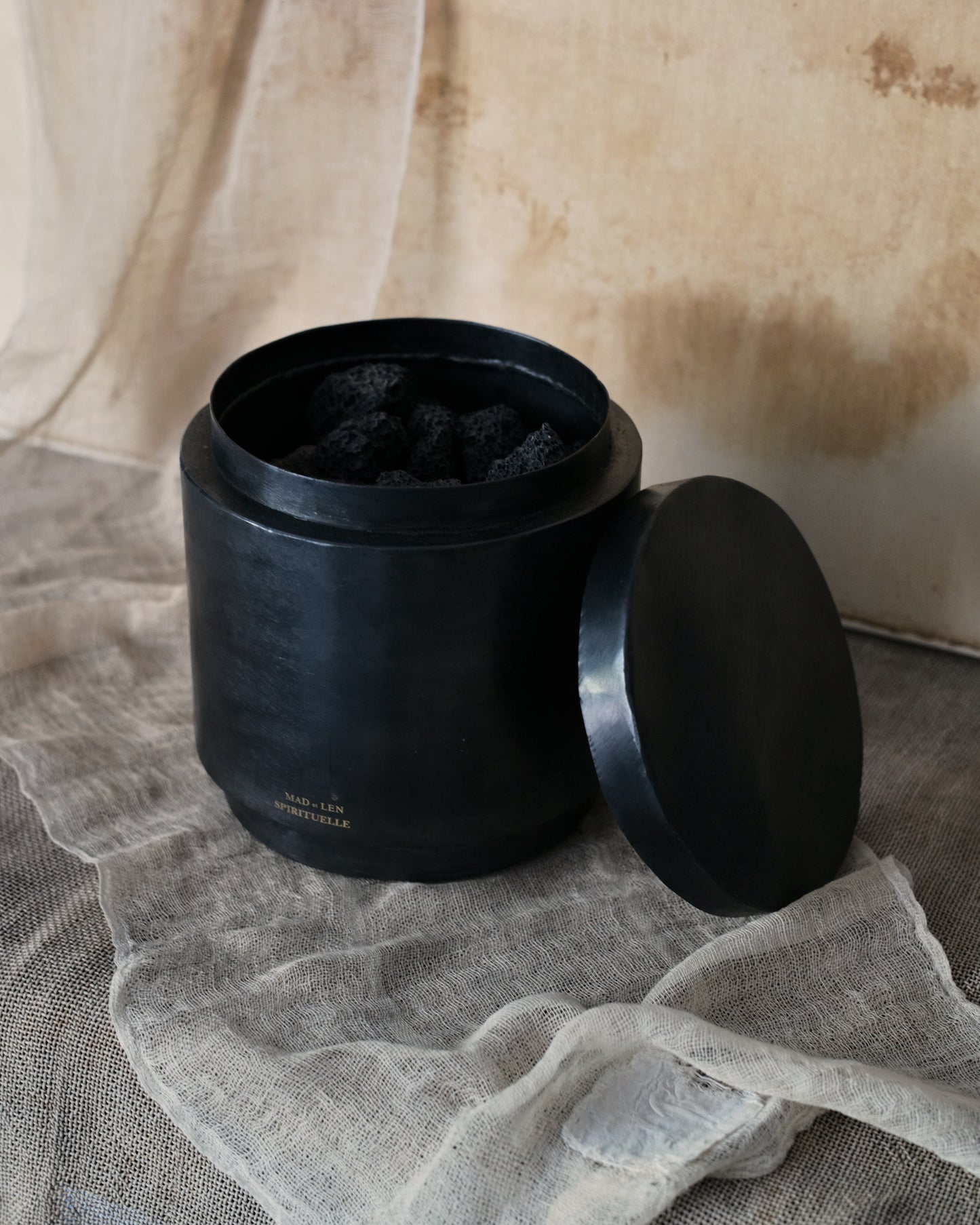 Mad et Len PFP-Crys flat diffuser volcanic rock + a small amount of crystal + 5ml essential oil FLAT POT POURRI Lava Rock + Crystal Petit