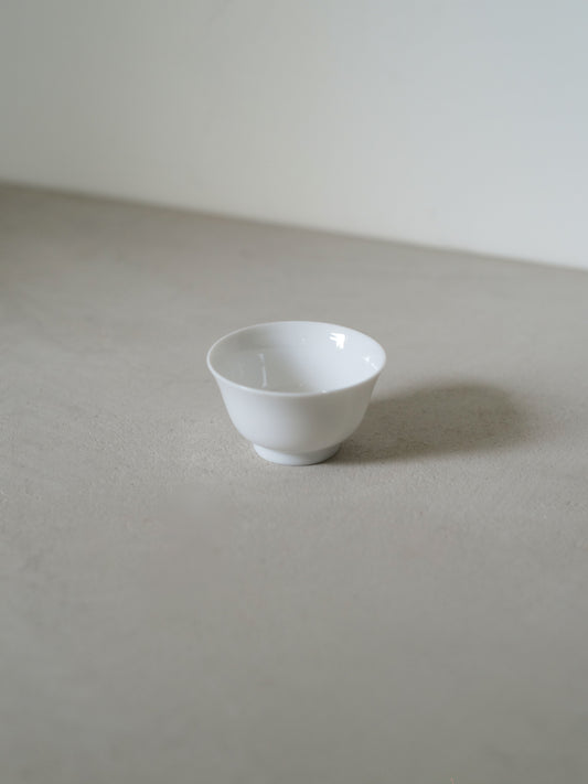 白色瓷杯
