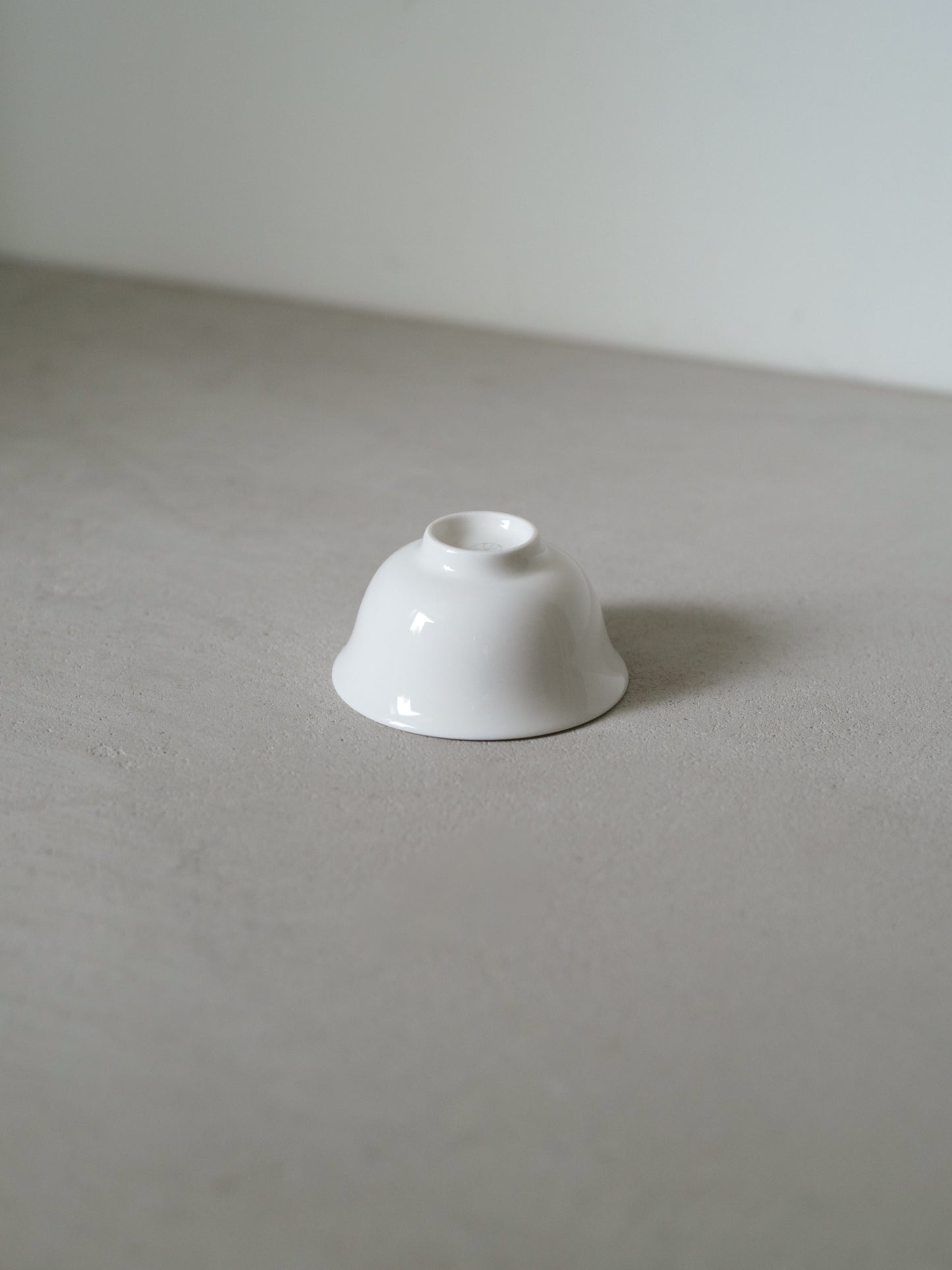 奶白色瓷杯